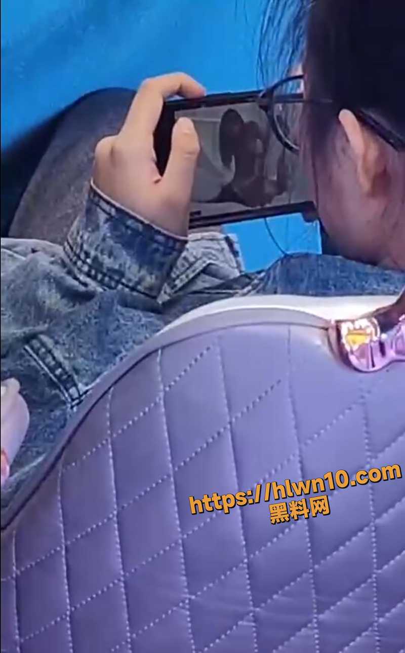 小女孩同学活动聚会上偷偷看岛国动作大片 这聚精会神的模样看得入迷了 小号算是练废了！