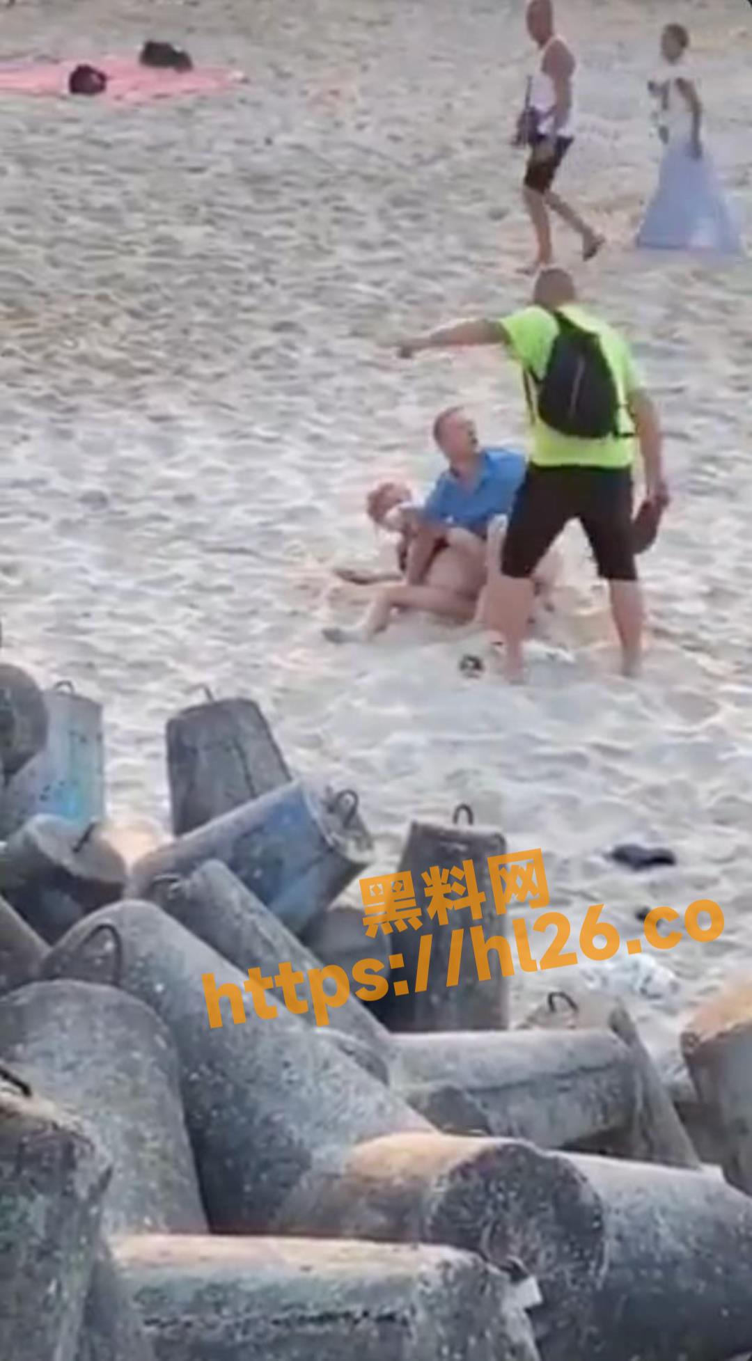 波兰一情侣海滩当众做爱！下头行为让人看的难以启齿！群众指骂后该男主拿起拖鞋怒打！
