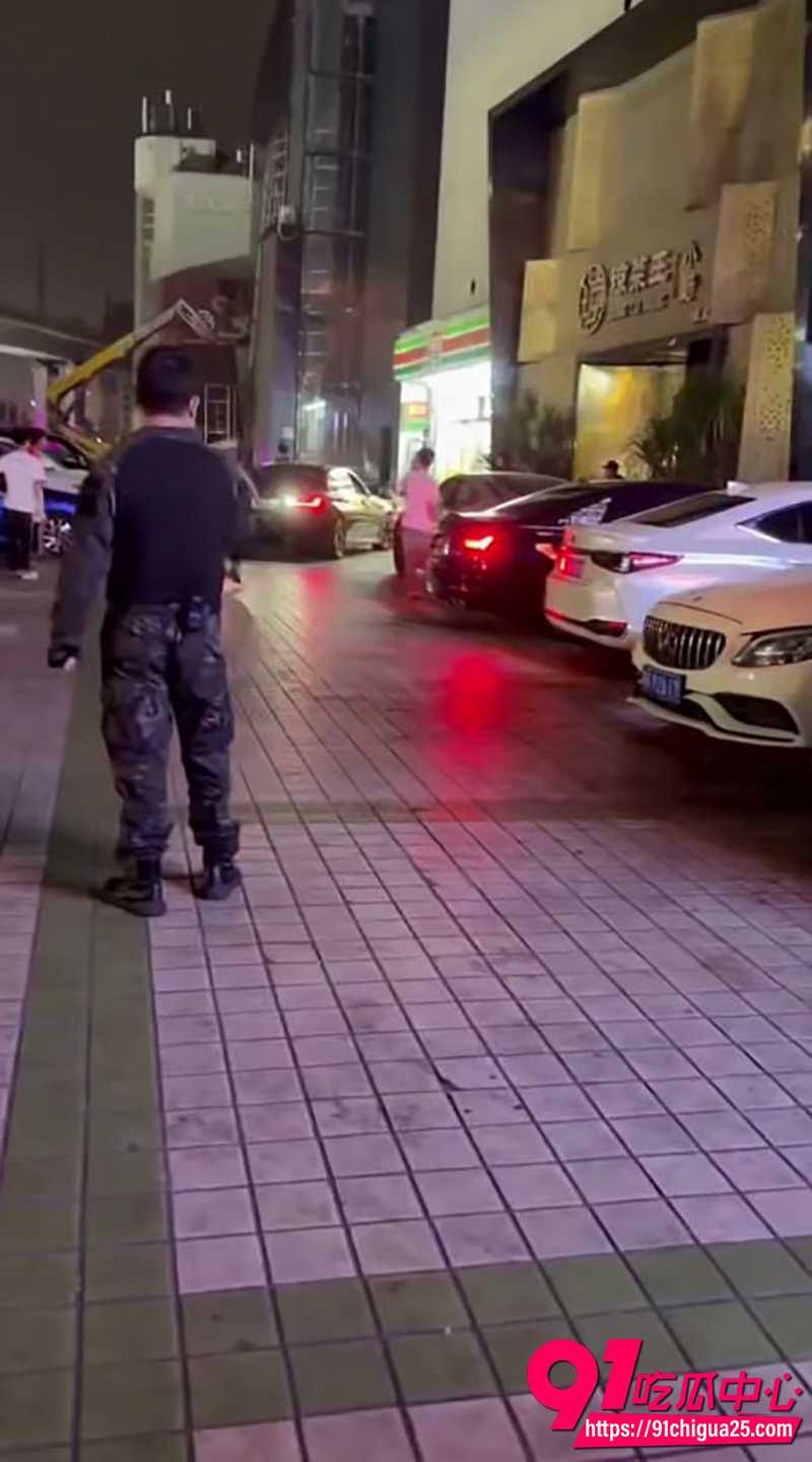 海口夜市前惊魂一刻 男子开车狂撞人群 警方破窗瞬间制服!