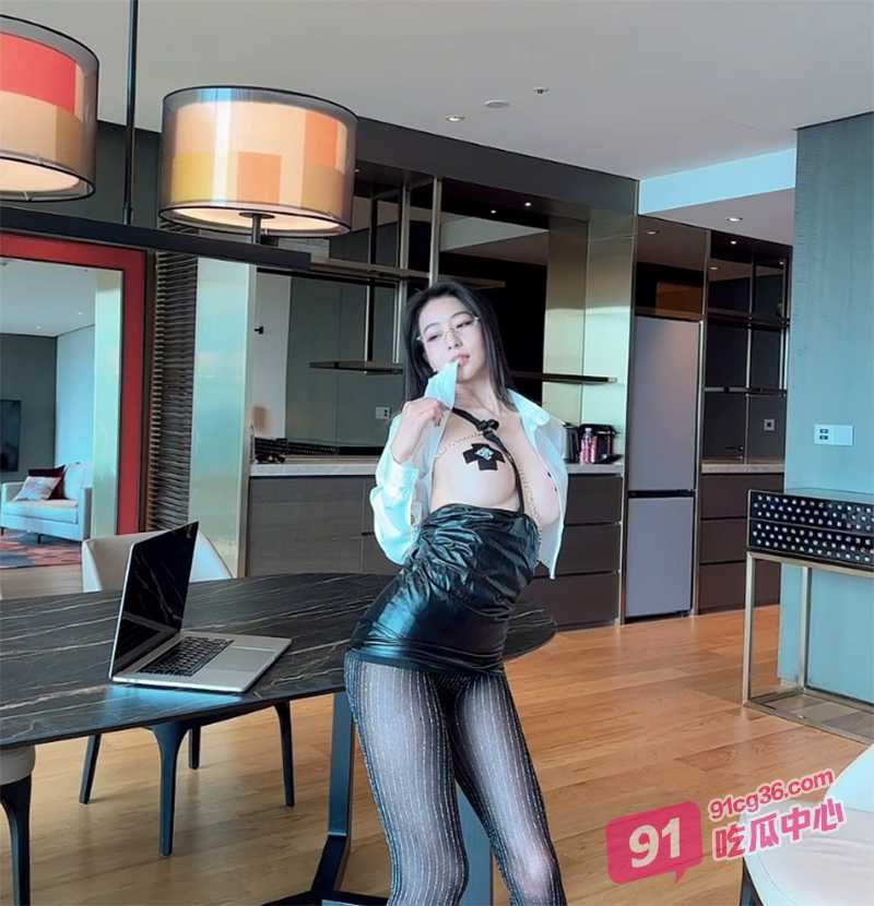 推特极品嫩妹COS装私拍流出 大奶酥胸超级撩人~ 配图3
