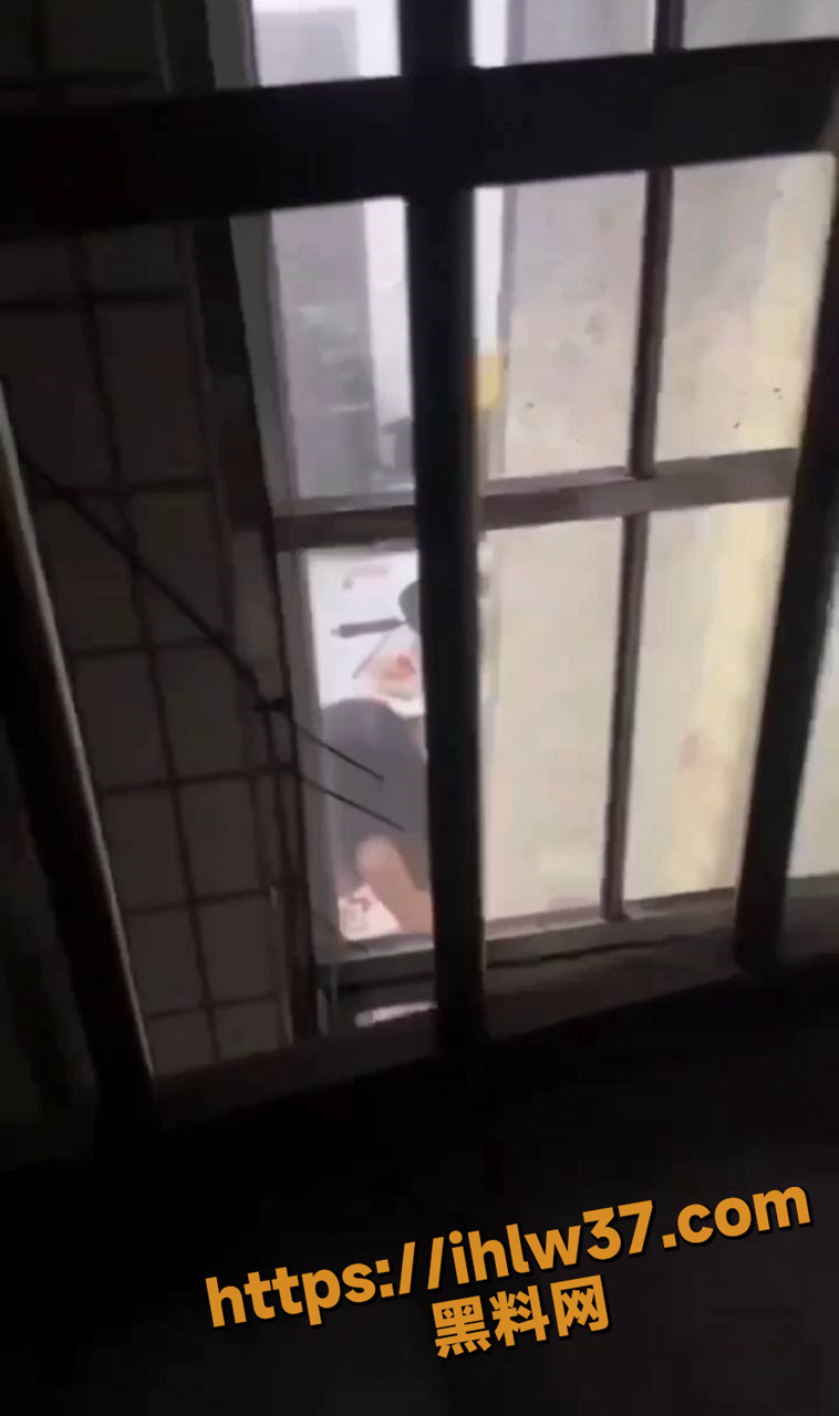中国好邻居 做爱不关窗 拍视频的也是好人 还告诉一声漏光了 真他妈损阿 这男的估计都吓萎了