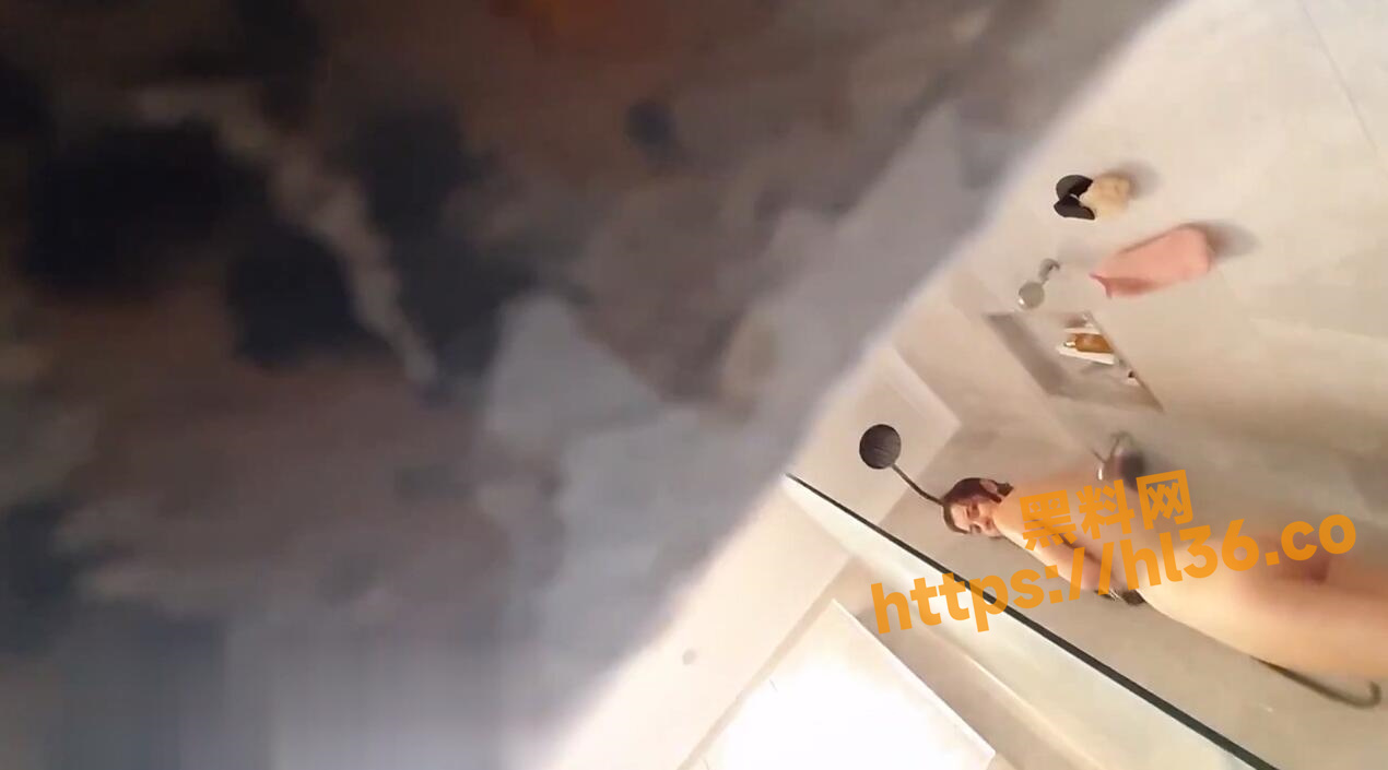 屌丝门缝下偷窥女邻居洗澡在手淫 故意压着嗓子淫笑了几声 妹子瞬间动作僵硬住了