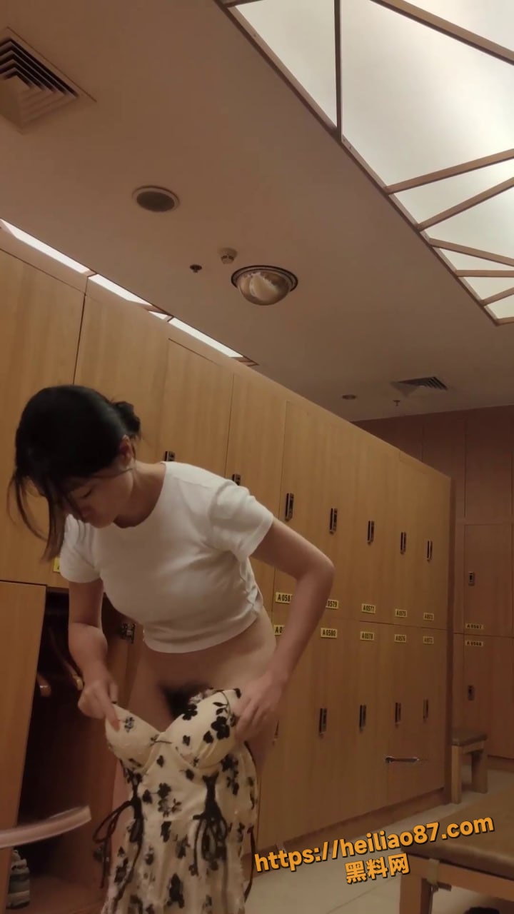 温泉会所偷拍 顶级反差巨乳少妇学生妹 茂密毛发洗澡换衣精彩实录