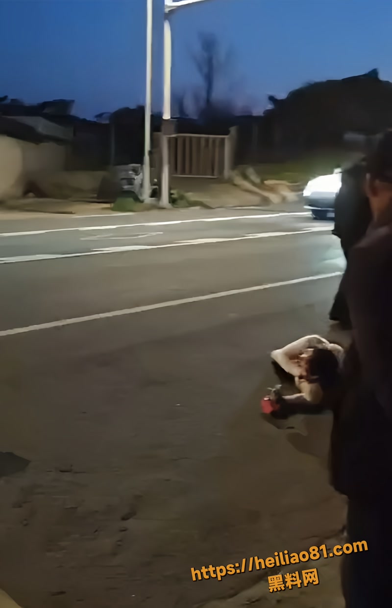 苏州西山女司机撞倒骑三轮车阿姨 老头当警察面石头砸死女司机有理瞬间变无理