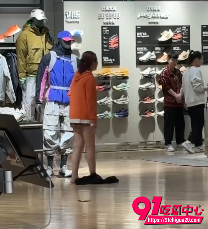 北京荟聚购物中心闹事现场5
