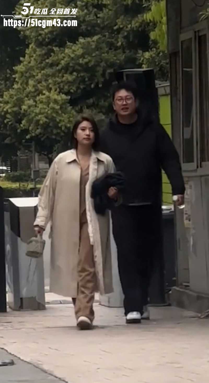 原配当场抓奸丈夫出轨 小三公开承认身份  2