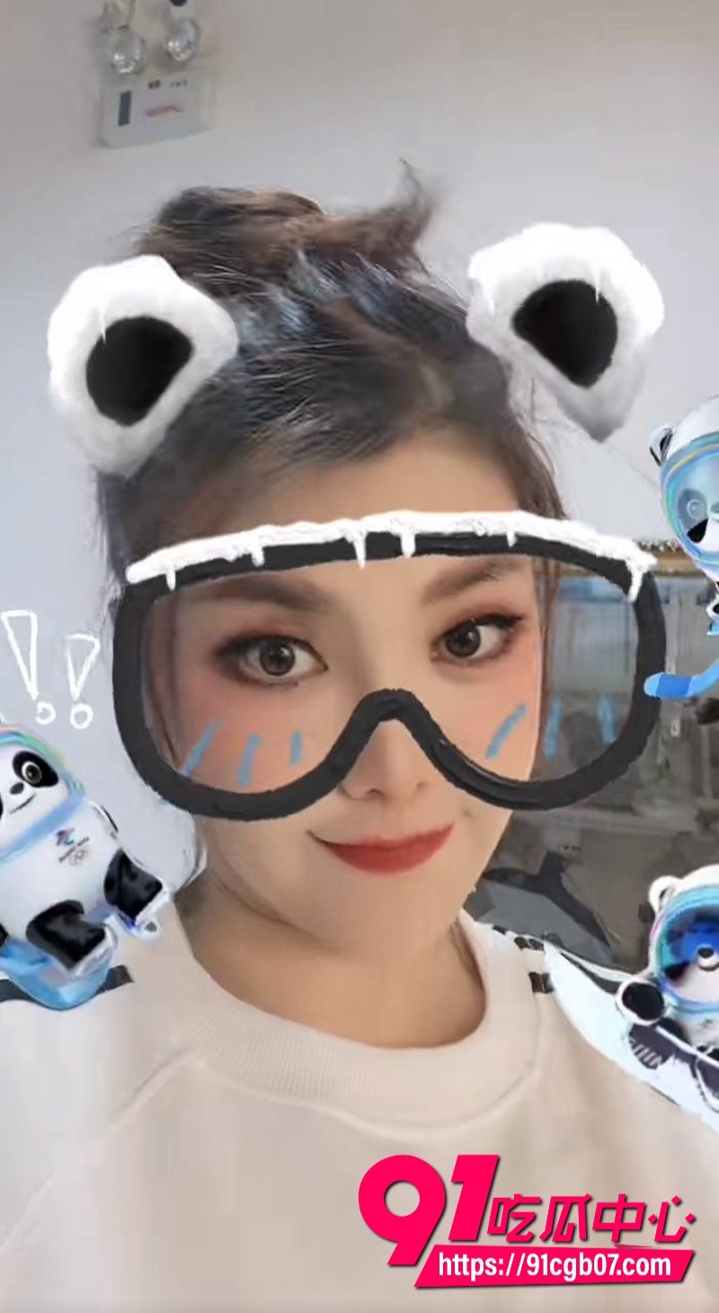 民族歌手乌兰图雅，被曝出与团队贝斯手郝梓杰的瓜27