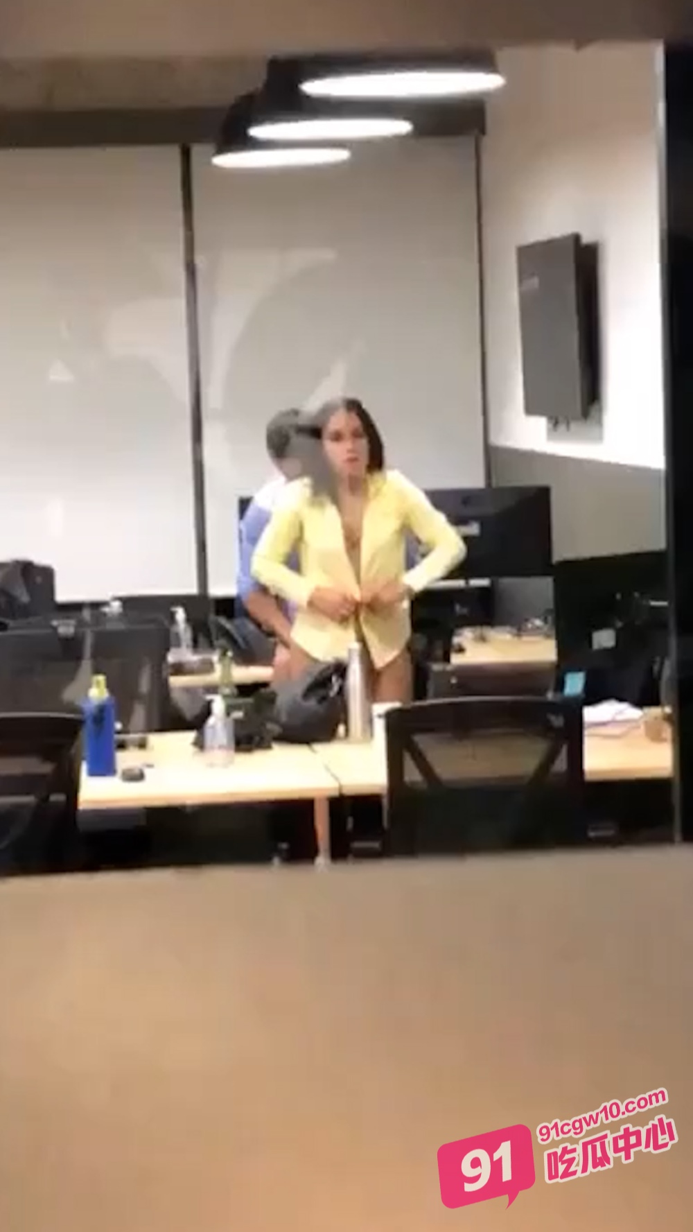 FBI不止会打枪更会打炮！纽约警察局内女警员和上司办公司打炮偷拍视频流出！ 配图6