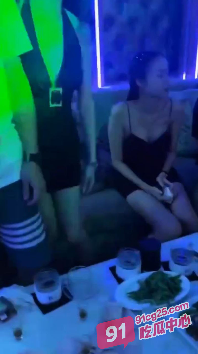 土豪们的KTV多神仙颜值坐台美女全裸艳舞 场面淫乱程度堪比日本AV！ 配图2