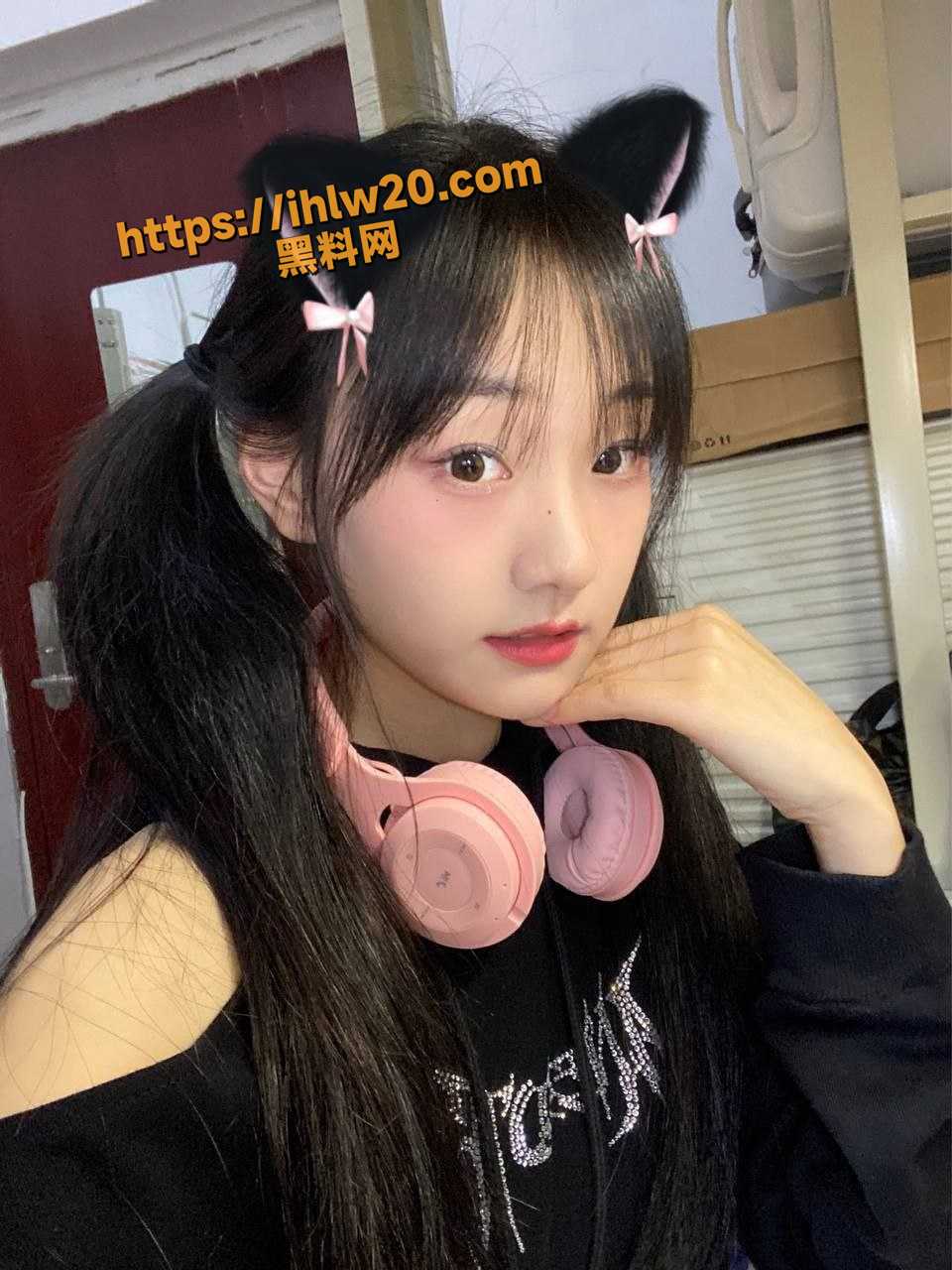 我滚烫的鸡巴一进去小惠温热的体内，毫不留情地直接插进她阴道的最深处！ 配图