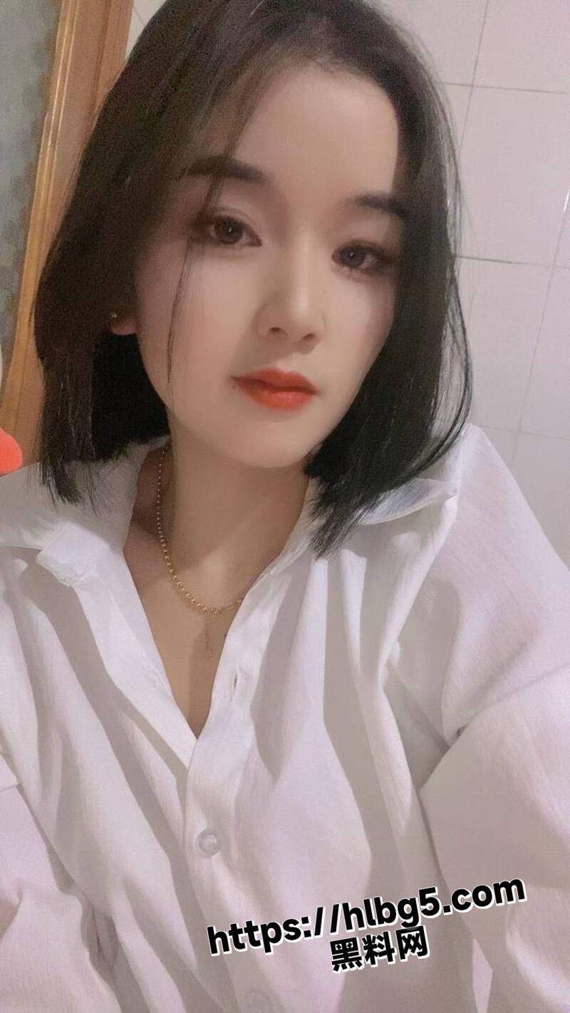 杭州某公司文员 李小敏 骚逼发痒 裸聊勾引男同事 展示自己的大黑木耳 结果男同事连吃带拿！