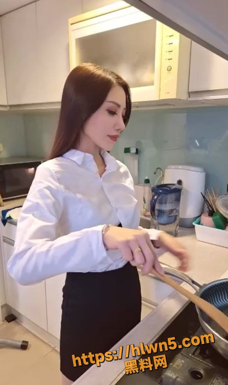 天使的诱惑 高颜值巨乳骚逼穿着性感睡袍被大屌男无套爆操内射 真实高潮呈现 叫声太放荡！