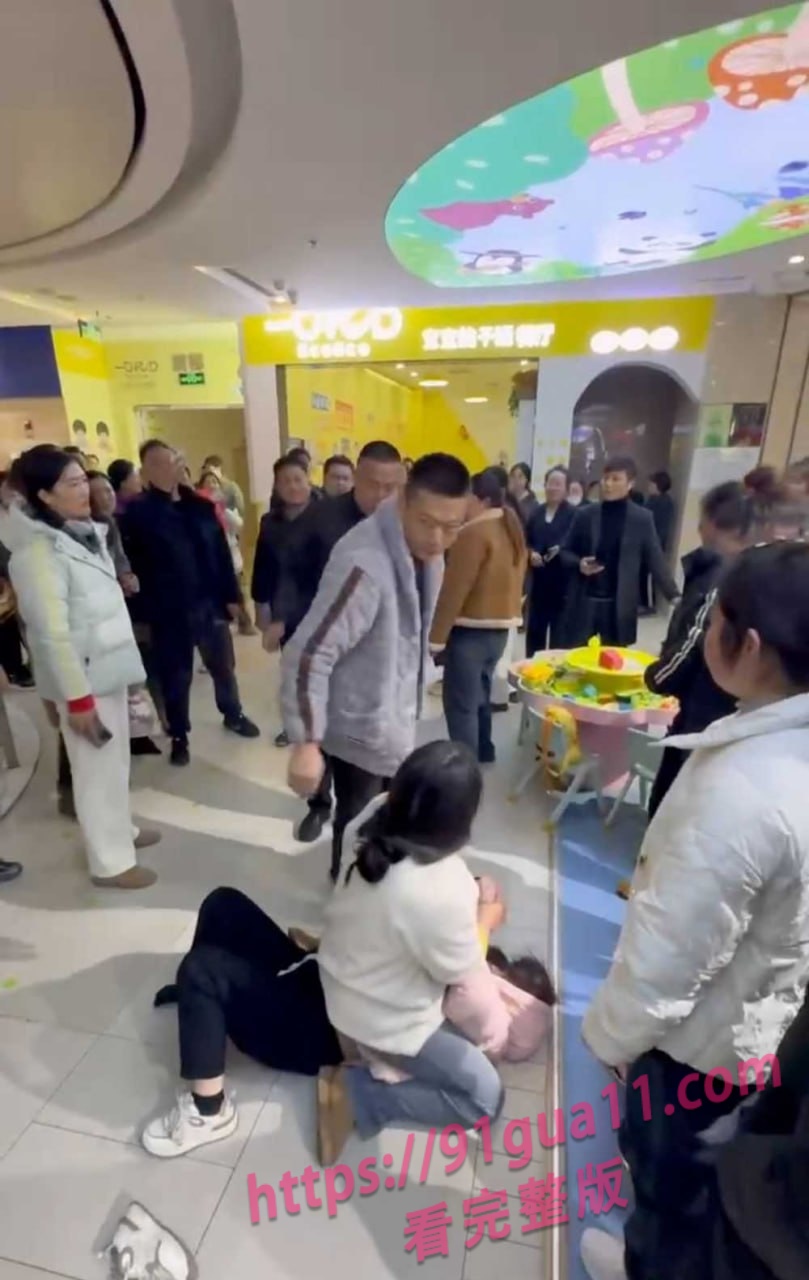 江苏中钰商业广场 原配打小三当街扒掉衣服引吃瓜群众围观