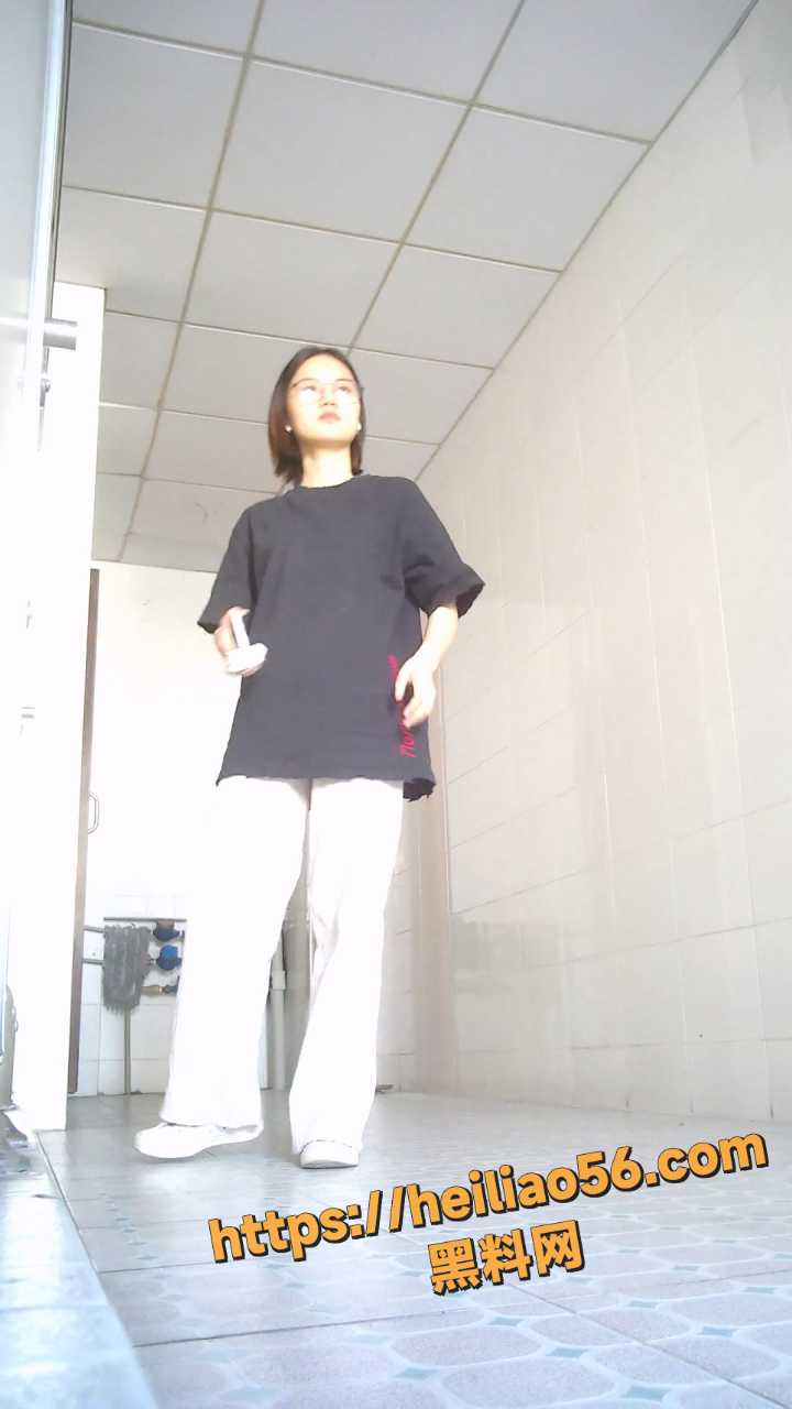 偷拍娇媚女学生撒尿 小便还不时撒娇自拍 脸穴同框被全程记录！