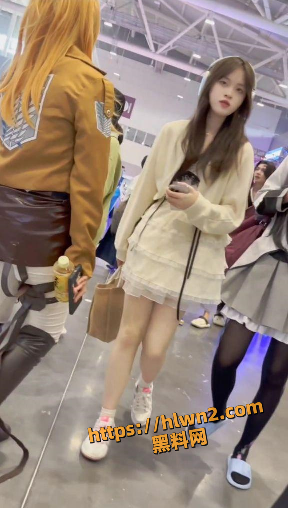 又是展会一位白月光被抄底 蛋糕裙可爱的学生妹不穿内裤真空逛展会 阴蒂 阴唇 整个阴部都清晰可见！