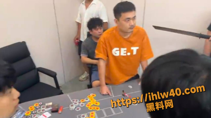 这是出老千嘛？人家赌博和这群精神小伙什么关系 拿着刀和棒球棍上去就揍 太狠了！