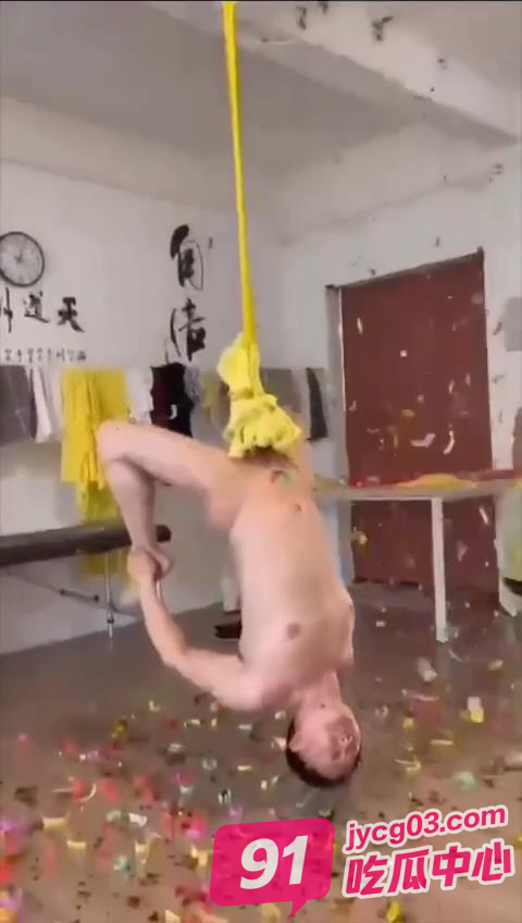 猎奇重口慎入！小伙为博富婆偏爱 努力在家磨练武器