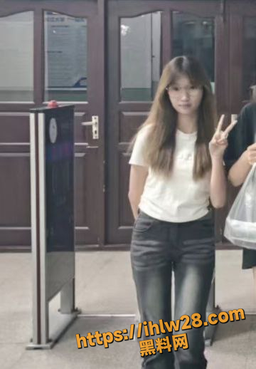 黑龙江大二学生贺子盈 典型的反差婊 在学校文静爱学习 在家被同学扣的淫水满腿！