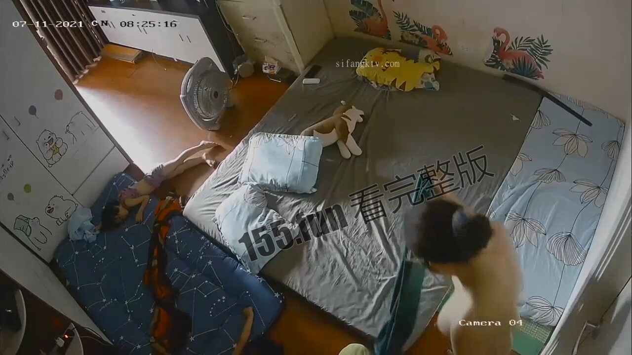 家庭摄像头流出 夫妻晚上分床自嗨 玩嗨了也只能等子孩睡着了开始做爱