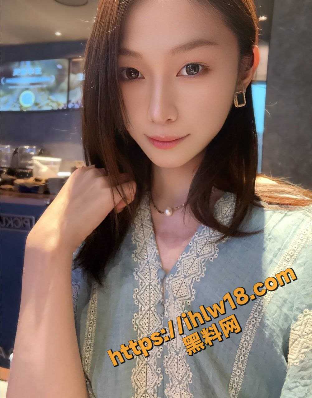 当你还在为你朝思暮想的女人打飞机时，或许她正躺在被窝里吃着别人的老二！