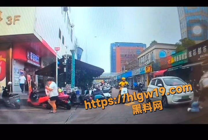 广西柳州金竺花苑小区门口随机砍人事件，一男子持刀路人受伤送医，网传精神小伙疯狂行凶!