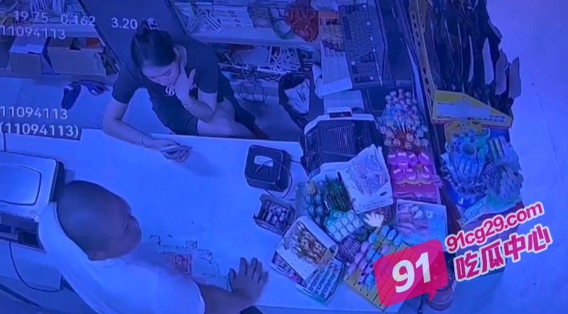 潮州中学老师杨浩骚扰超市美女老板娘 被老板娘公公上门抓奸！ 配图4