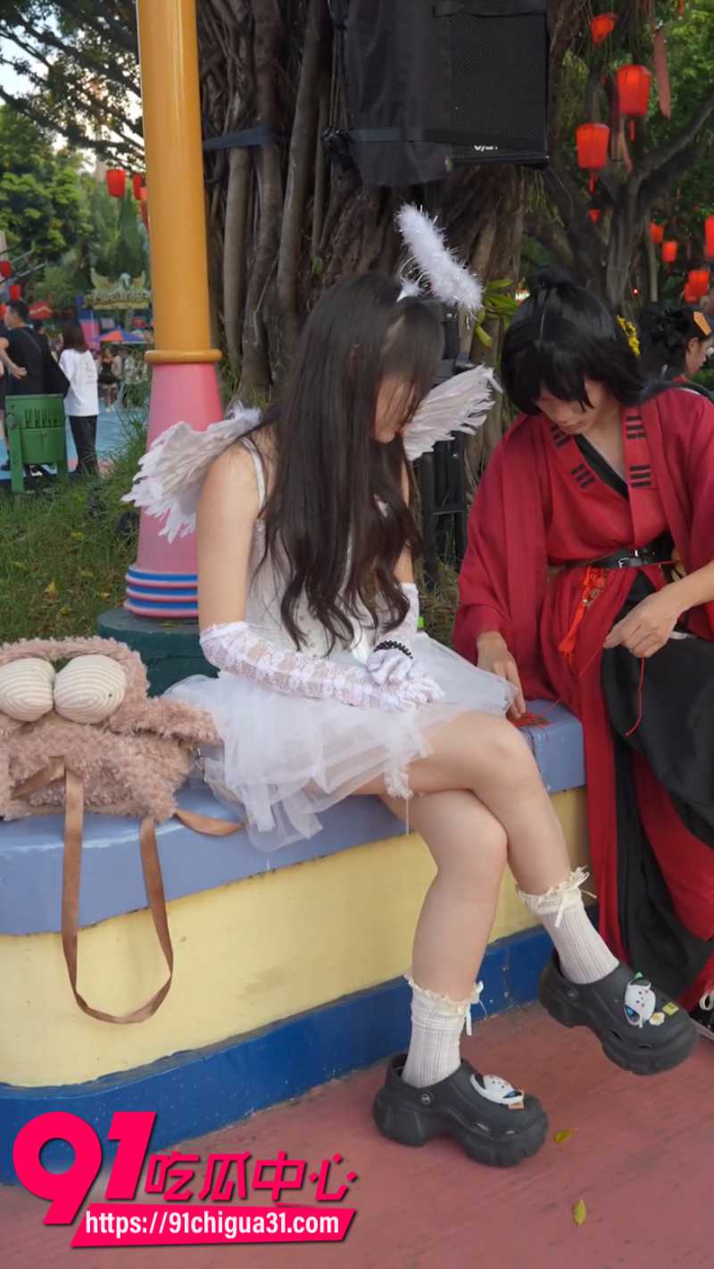 抄底大神极限偷拍游乐园NPC美女蓝色内裤1