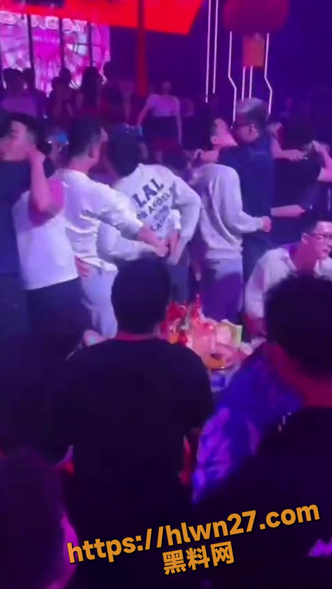 基情四射的酒吧 3男同当众热吻手伸入裤子探索 这么浪漫的氛围就开始扣上屁眼了