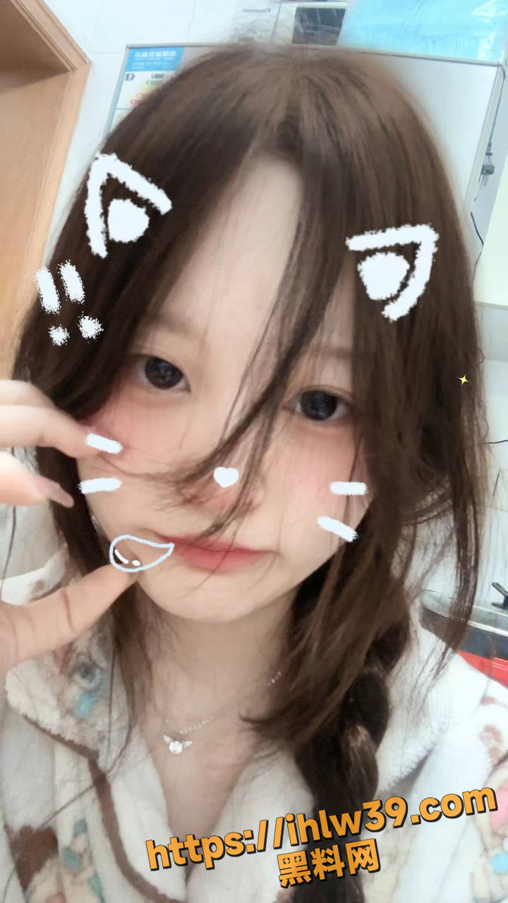 河南剧本杀的一个店员彭柳青 被金主调教成母狗 在楼梯口露出 露脸自慰！独家曝光
