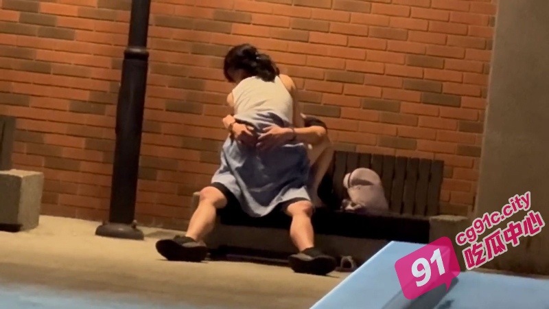 台湾基隆港微笑步道上演活春宫 情侣男下女上忘情嘿咻 路人拍视频曝光全过程