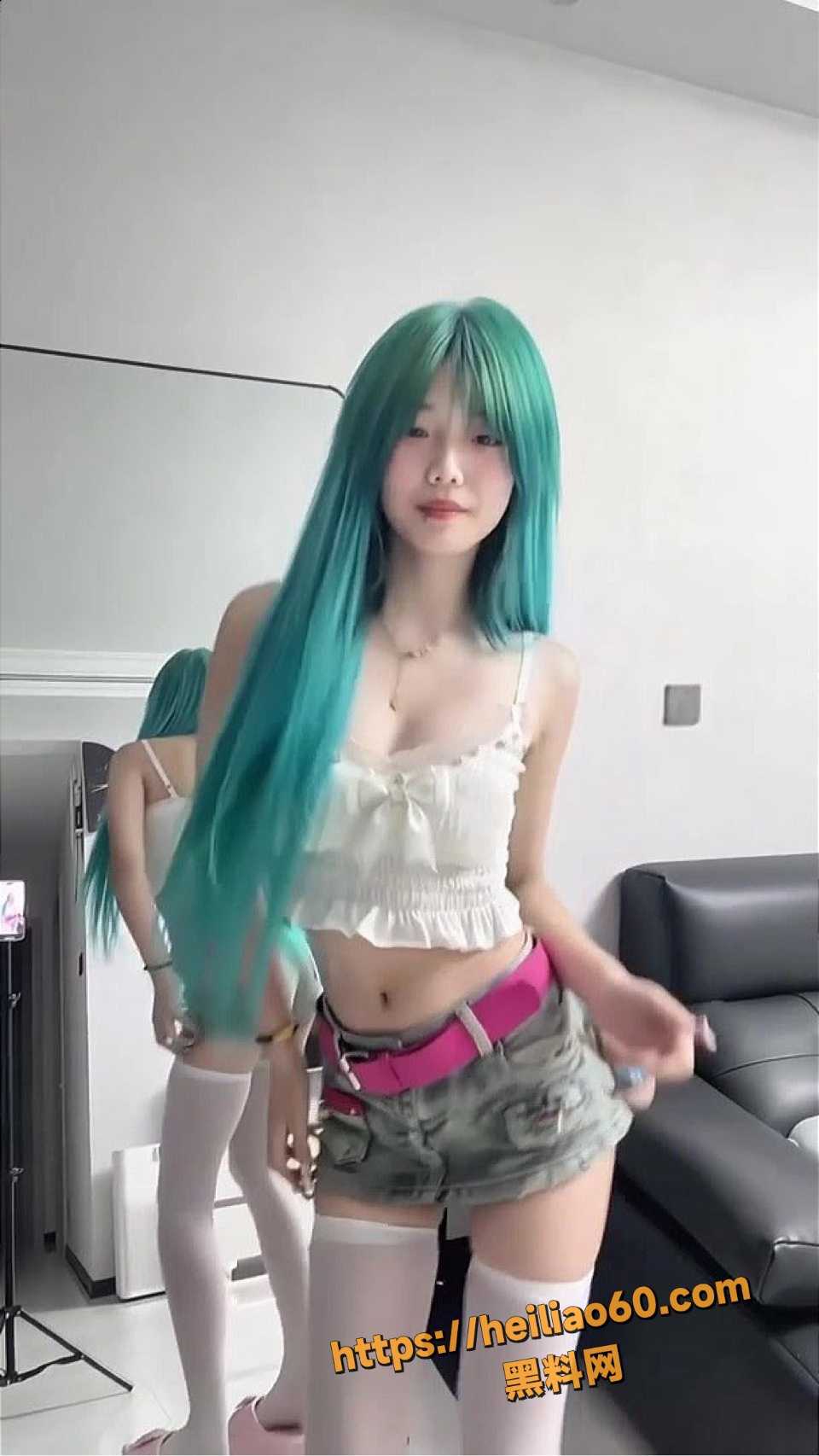 极品福利姬 小小妍 情趣服装COS漏点热舞 扭腰揉奶高能诱惑！