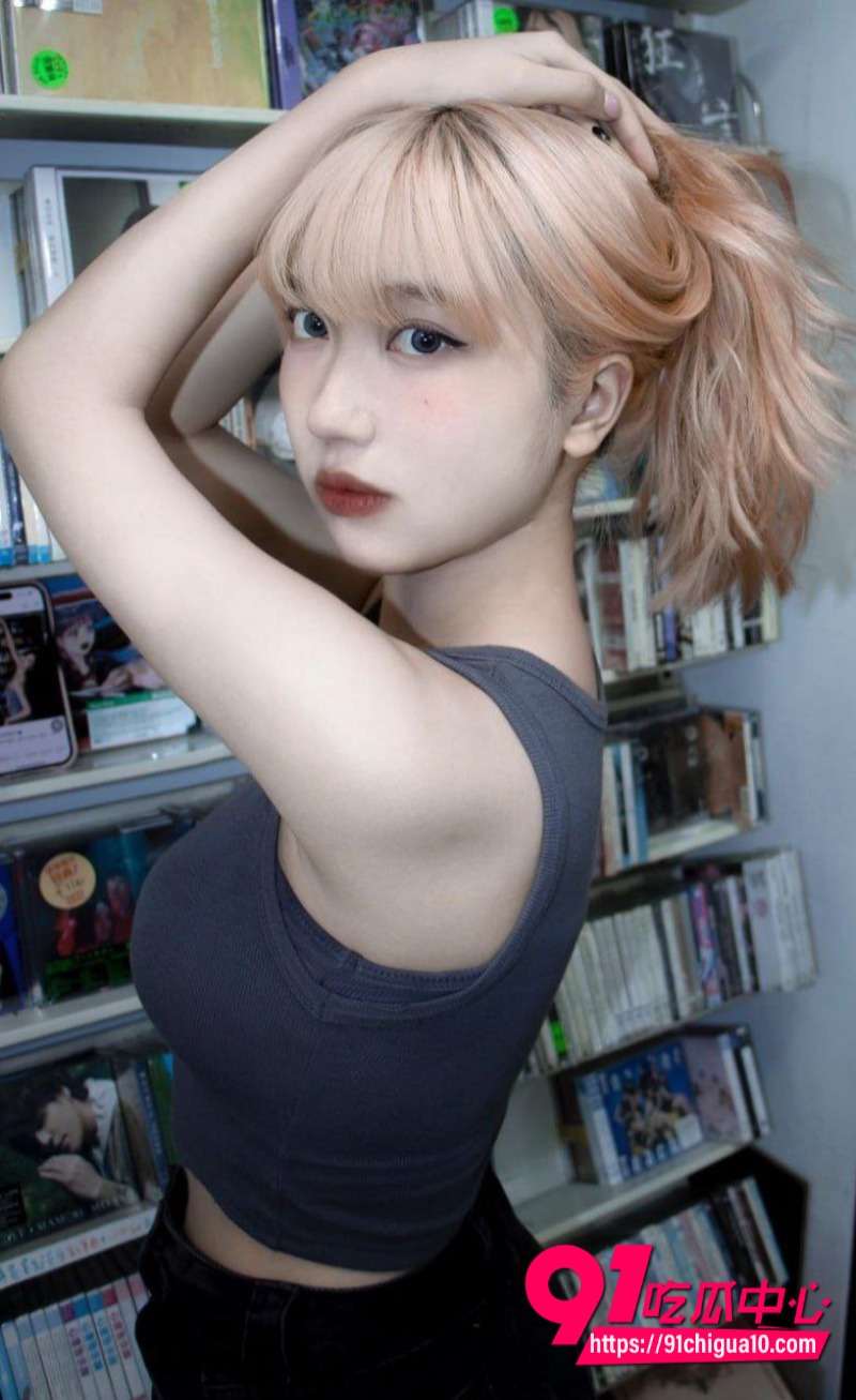 ins网红岩婷珊被经纪人骗去做身材展示2