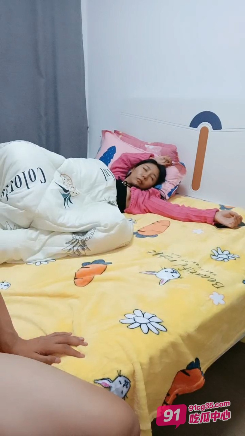 海角乱伦之狂干小姨子～色狼姐夫趁着老婆熟睡对着小姨子上下其攻 配图4