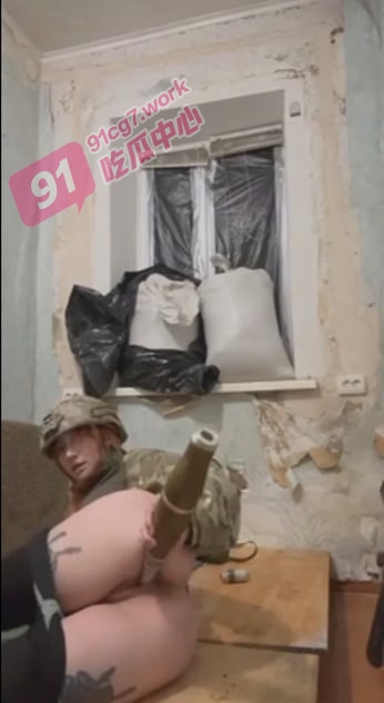 乌克兰女兵牛大了~美军支援的炮弹不但可以打仗 还可以拿来插逼插屁眼!