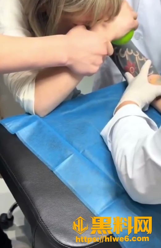 趣味吃瓜 妹子洗纹身现场 疼到哭爹喊娘彻底服了