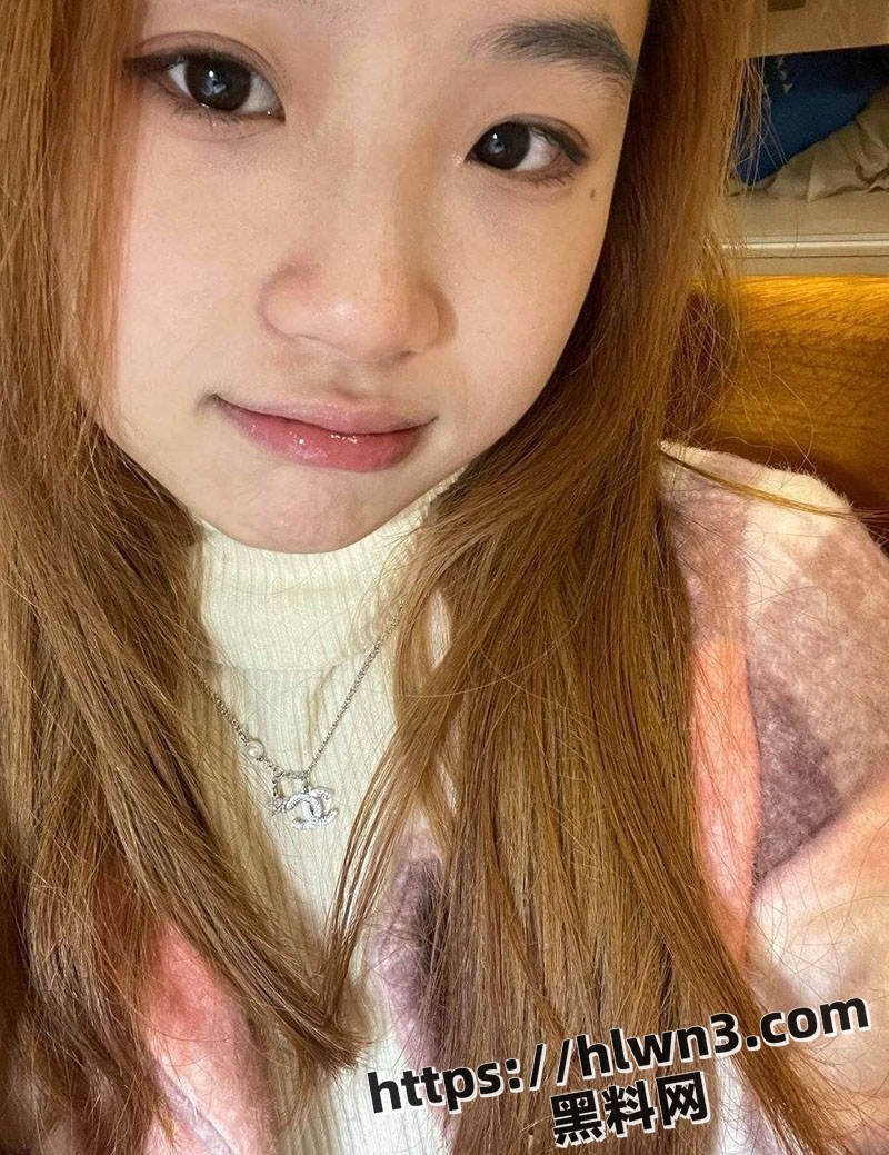 约极品嫩妹酒店啪啪 JK黑丝美腿诱惑 奶子丰满又挺拔 让人欲罢不能