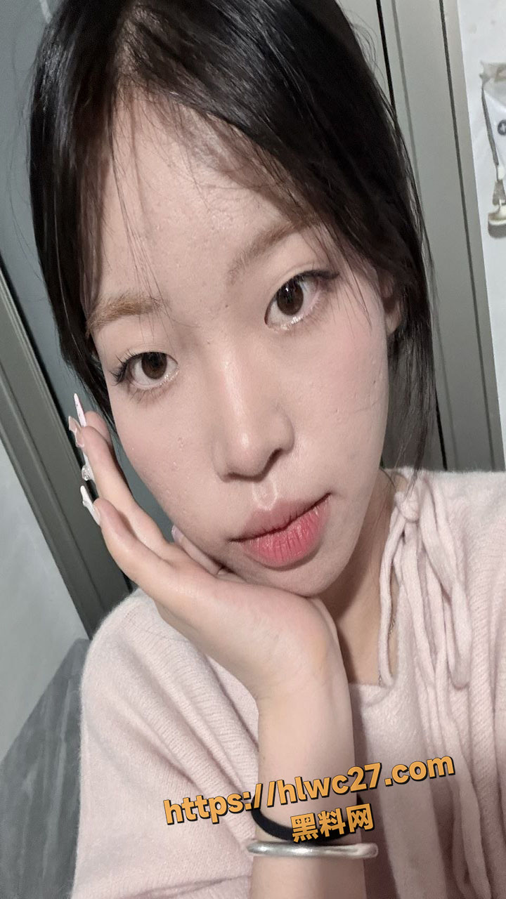 宁夏19岁大学生 李婕莹 白丝小嫩足勾引男友 粉嫩馒头逼操到红肿并内射
