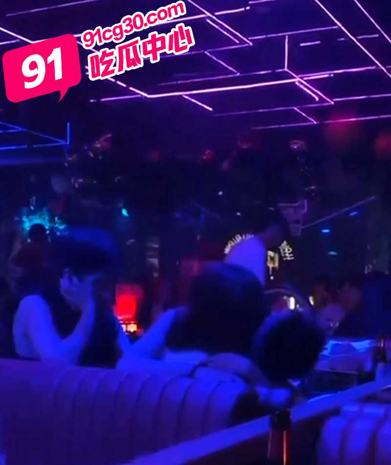长沙解放西路某酒吧 女朋友喝嗨了直接在酒吧里做爱 旁人眼光视若无睹！