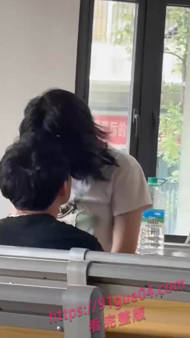 郑州文理学院情侣在教室举止亲密 场面疯狂引发热议！ 配图3