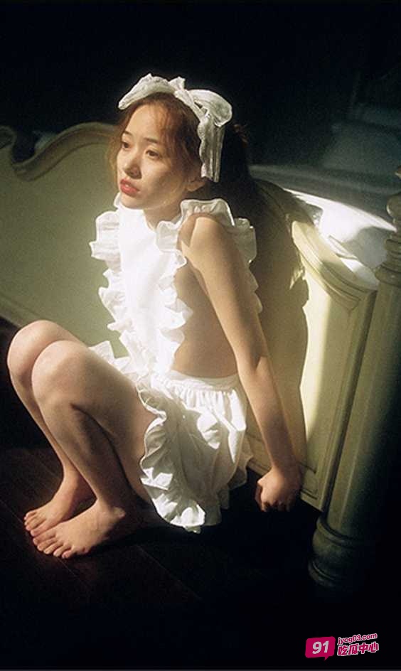 百万个垃圾桶早期露点照流出！写真嫩乳若隐若现～ 配图2