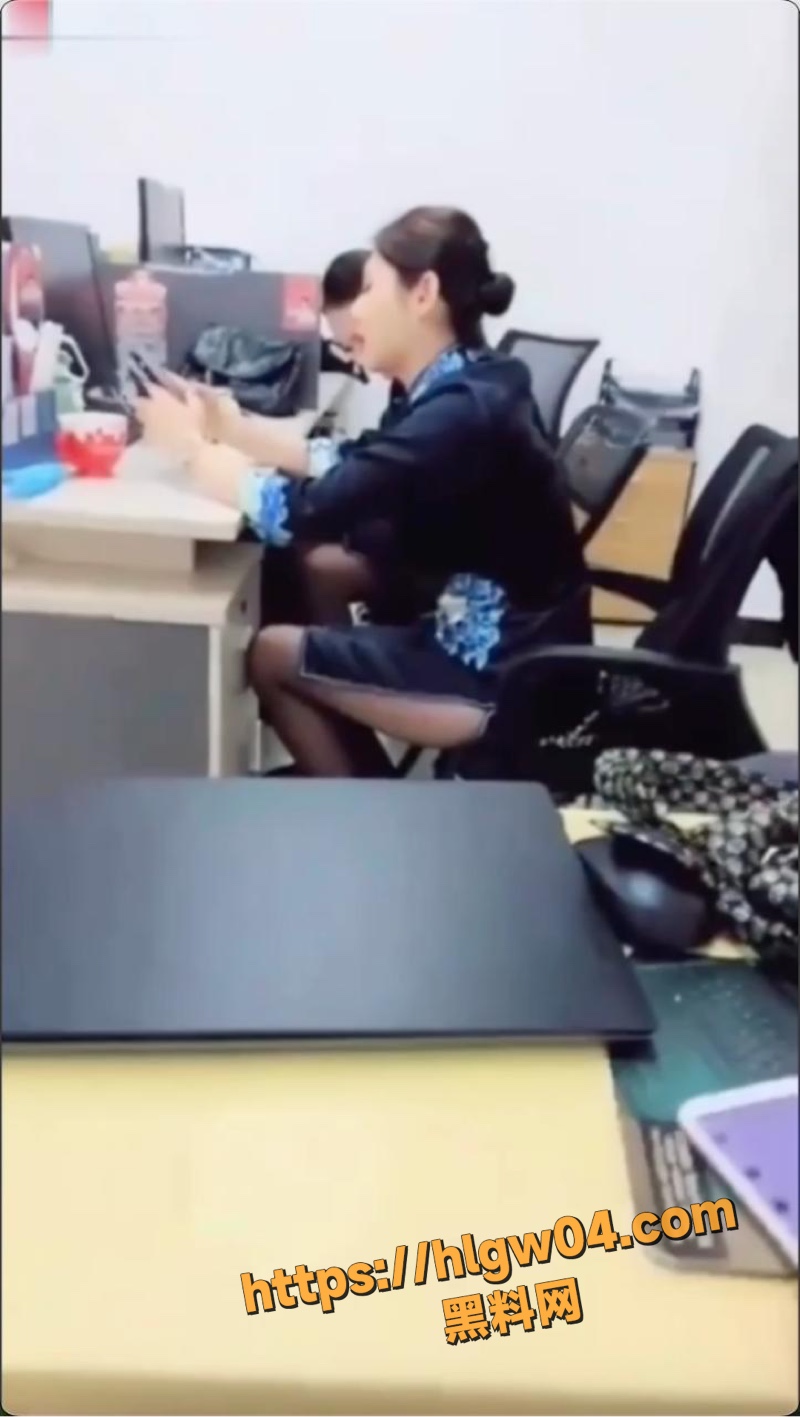 广东佛山院子售楼部小姐 微信聊骚勾引同事 厕所激情狂野内射 高潮浪叫实在太刺激