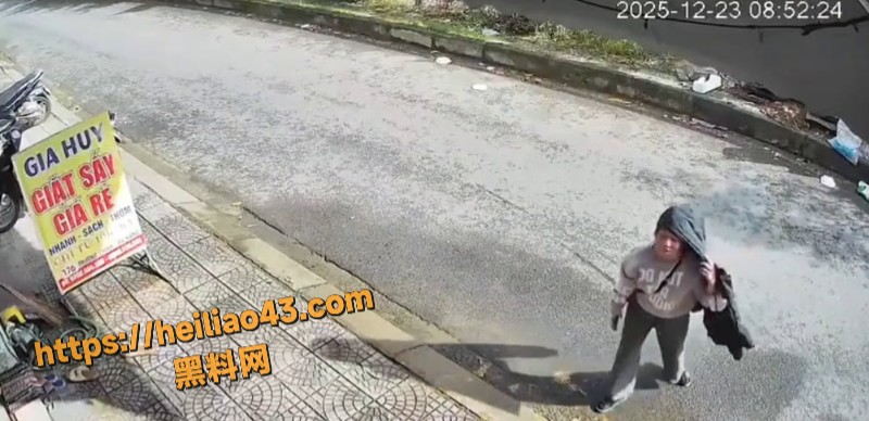 越南街头监控曝光 男子疯狂行凶 狠毒刀刃捅向受害者 鲜血满地触目惊心！