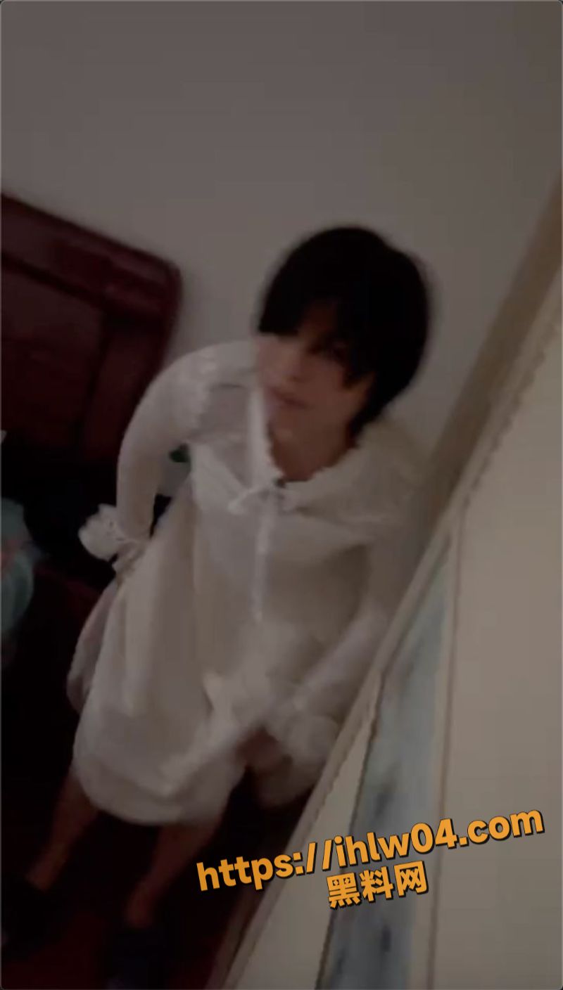 抓奸现场上演经典名场面 女子当时还在穿裤衩就被老公拍摄曝光！