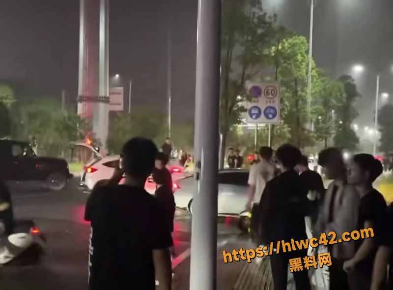 湖南长沙宁乡精神小伙 雨夜大乱斗 现场混乱开车撞人 场面一度壮观