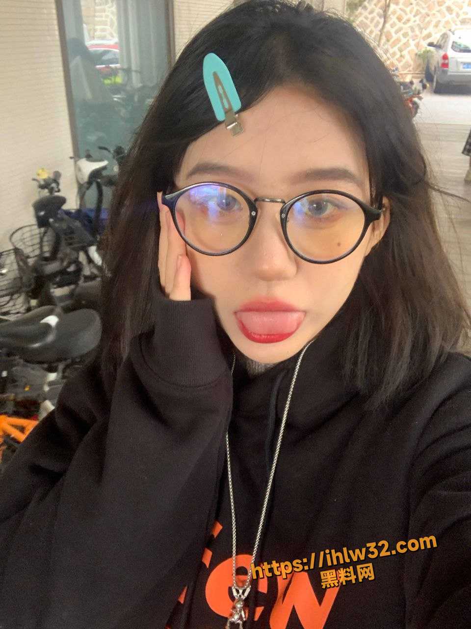 微博擦边网红 伊伊子 这对大翘乳真让人迷糊 跟原始森林的阴毛 制服诱惑应有尽有！