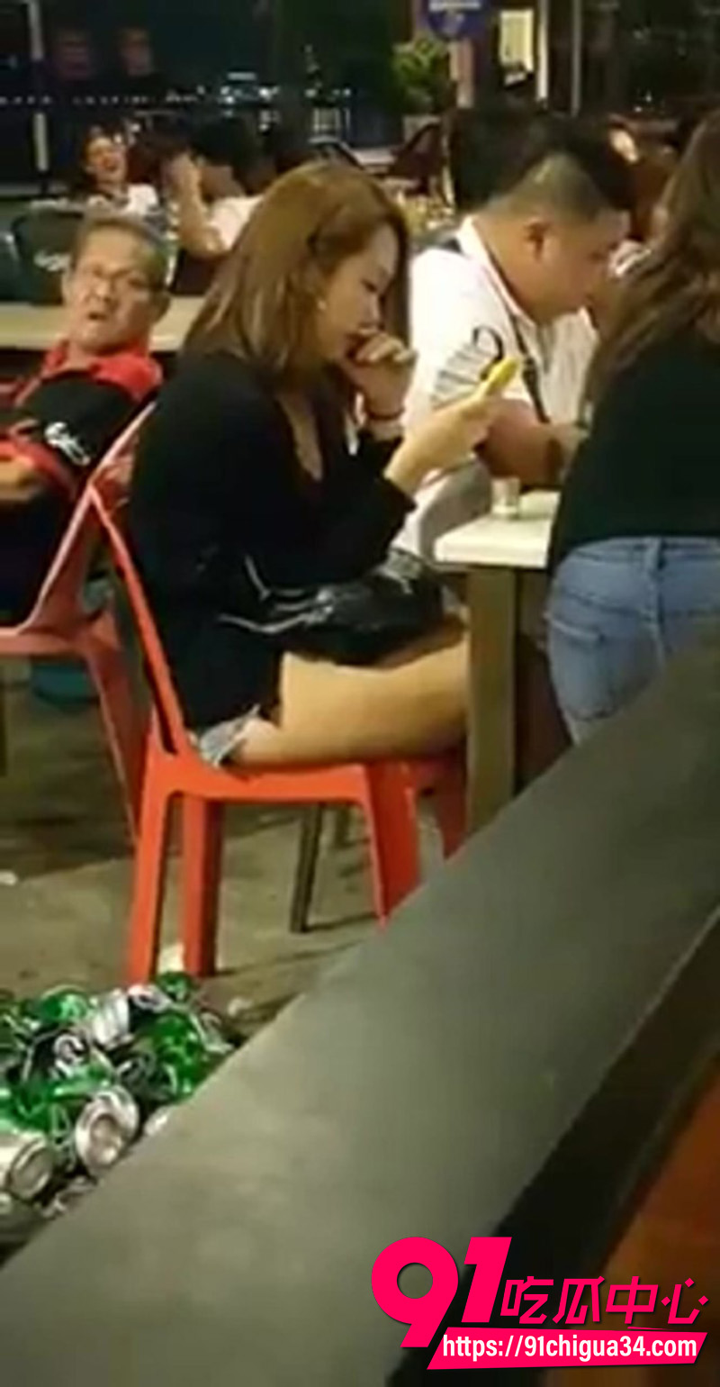 夜市老头打飞机视频 老色批旁若无人意淫美女 户外露出撸鸡巴被偷拍