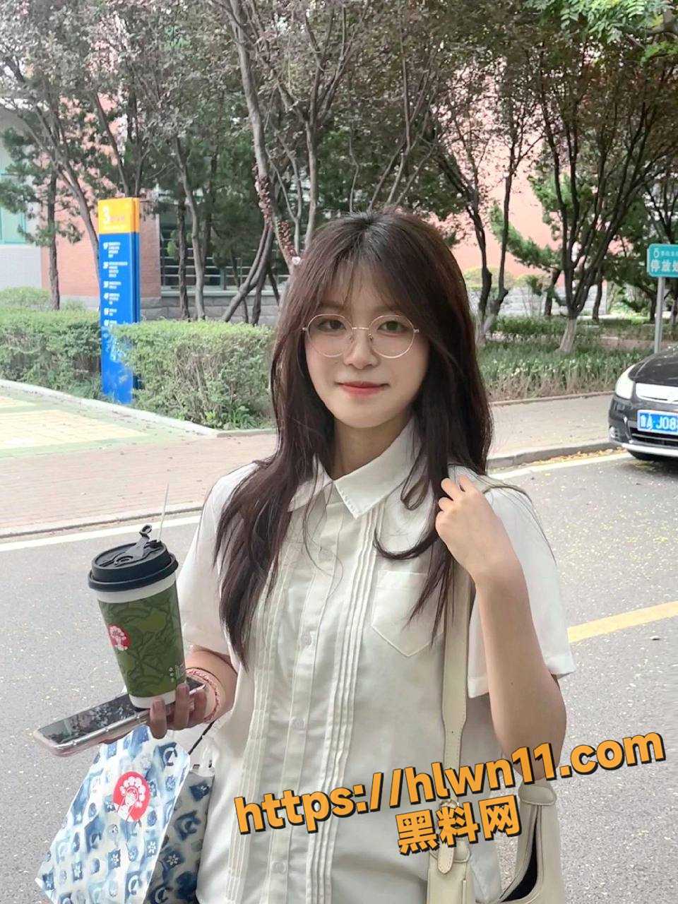 天上飞机高地下眼镜最骚 武汉华中农业大学眼镜学妹水超多超反差 被学长操到站都站不起来 疯狂颤抖！