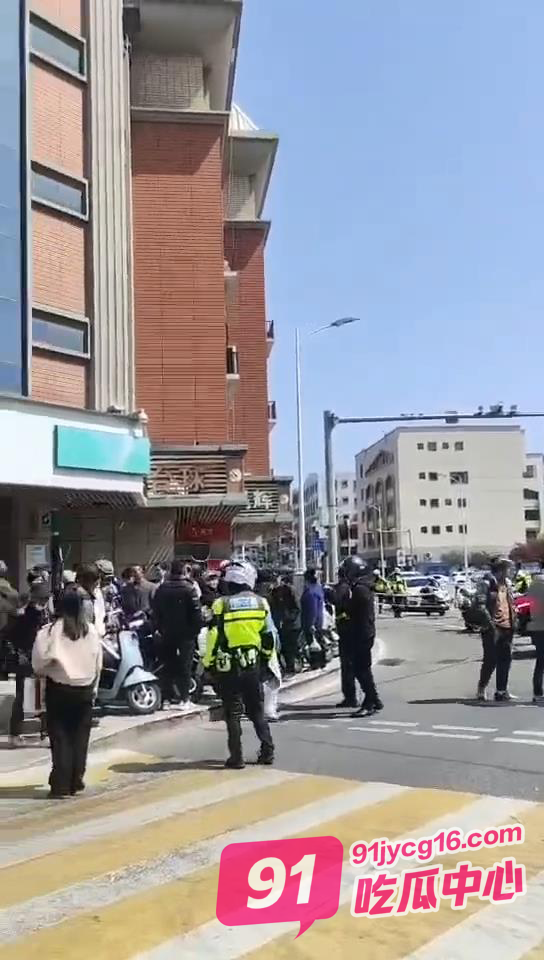 男子直播抢金店被抓！网友：“第一次见这种赛道” 配图6
