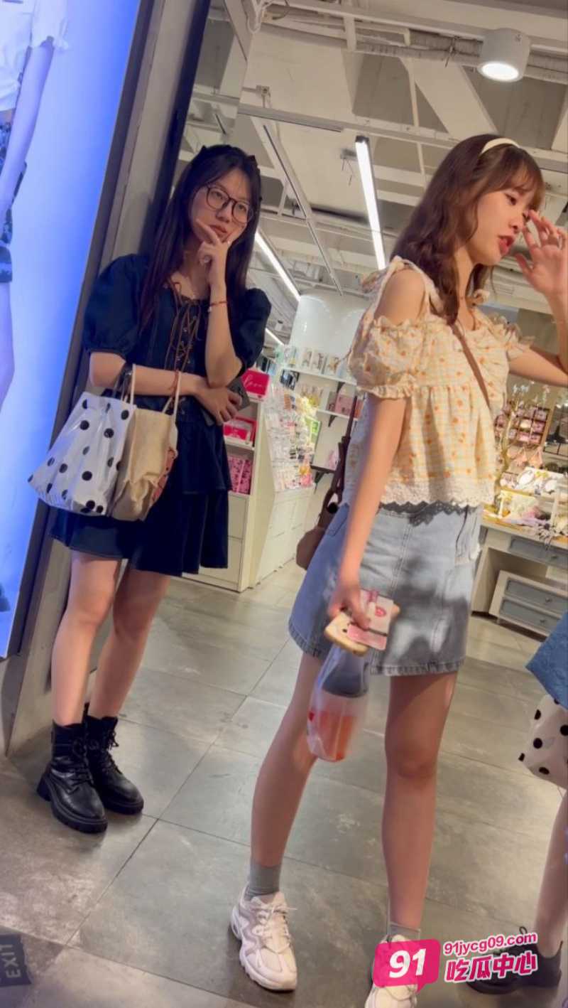 最新抄底合集真空美女 公共场所一线天春光 商场偷拍裙底刺激视频 配图5
