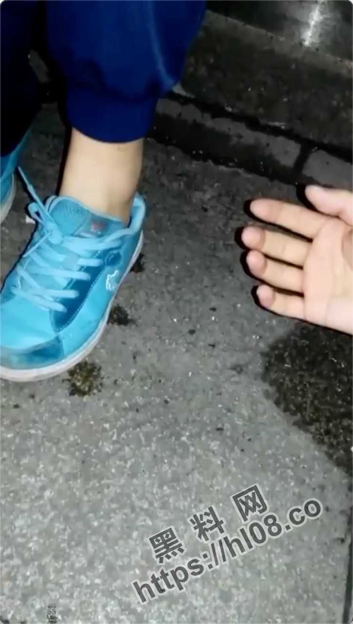 足控lsp放学后随机勾搭高中学生妹露脚，全程跟拍刺激无尿点